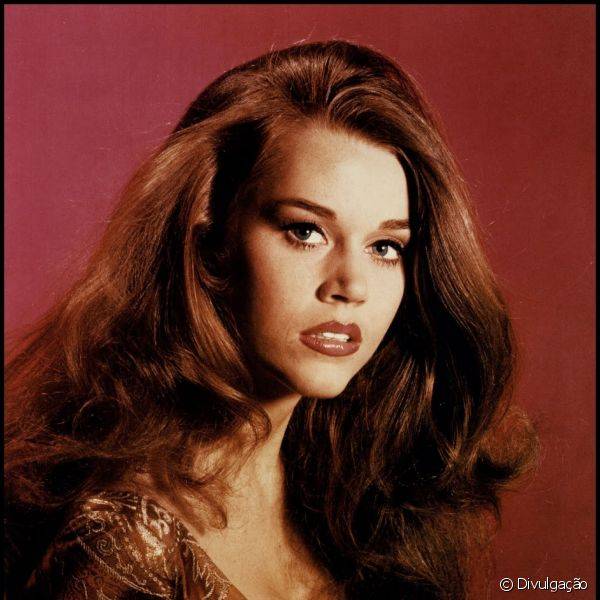Para esta maquiagem, Jane Fonda apostou no batom vermelho amarronzado com l?pis labial marrom
